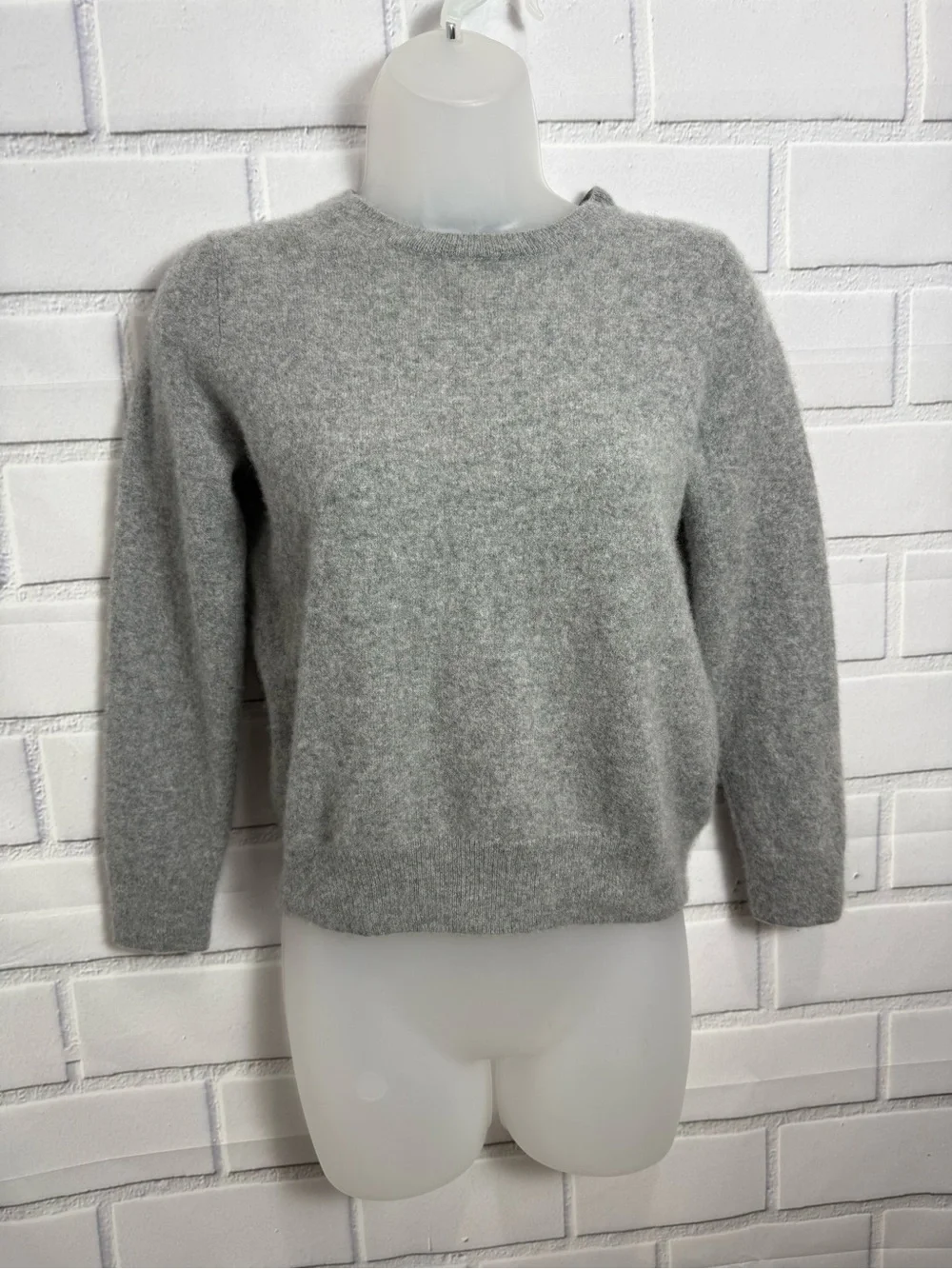 Quince 100% Mongolian Cashmere Crewneck Sweater Gray Size M Soft Luxury Knit